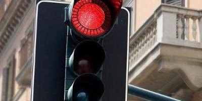 Multa per semaforo rosso: la sanzione più salata? 