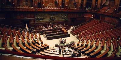Il parlamento italiano: su quale schema si basa la sua struttura?